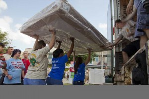 volunteers deliver beds volunteers deliver tempurpedic beds at Ronald McDonald House