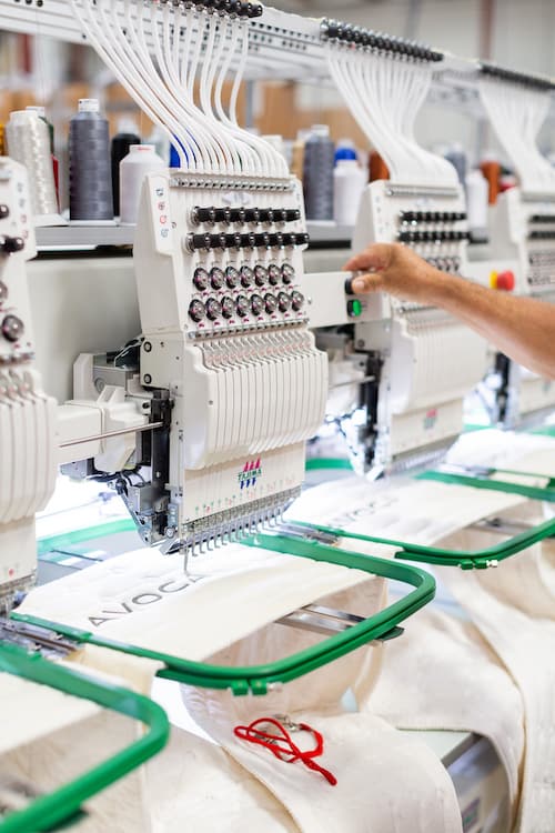  With this embroidering machine, the Avocado brand name takes shape for a new mattress.