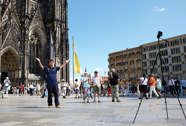 Tourist in front of the Cologne Cathedral