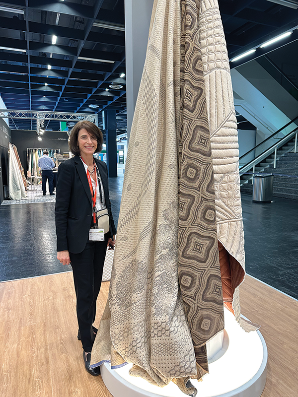 Lígia Martins shows some of the Duvalli fabrics made with cork yarn.