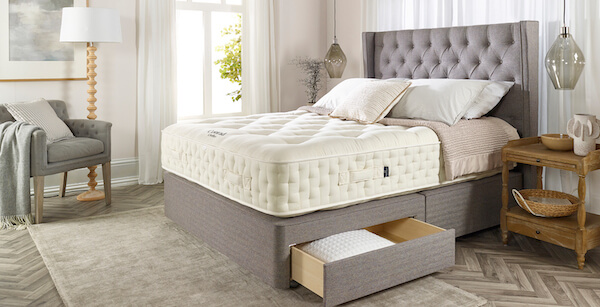 Supported by five layers of more than 15,000 hand-inserted pocket springs (king), the Conrad Ortho mattress features a very firm tension for individual support.