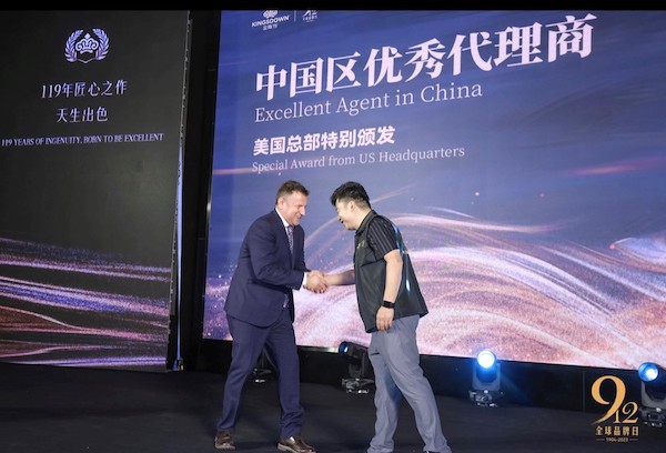 Spencer Nicholls, vice president of international licensing for Kingsdown, presents the highest honor, the “Excellent Agent in China” award given on behalf of the U.S. headquarters, to Mao Jian, a dealer for the Xi’an province for best sales performance and largest number of store locations. 