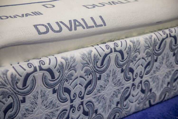Duvalli decorates the entire bed with its knits